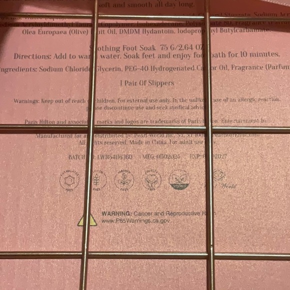 PARIS HILTON Foot Luxuries Set in Delicate Petals, NIP - Picture 5 of 7